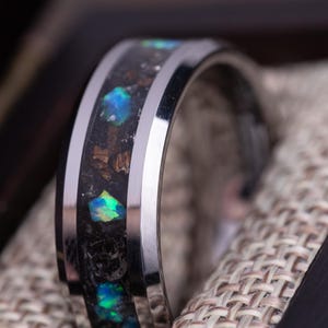 Vigselring med blå opal för män, äkta meteorit-spånring för män, dinosauriebenspresent för män, unik ring för honom, jubileumspresent