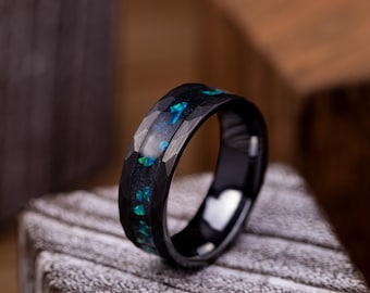 Anillo de bodas de cerámica negra martillada para hombre, anillo de ópalo azul, anillo de boda de 8 mm, anillo de aniversario