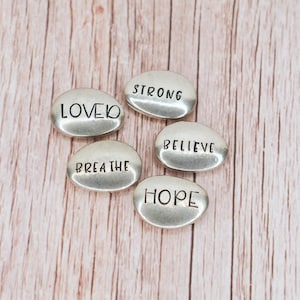 Set di ciottoli tascabili in peltro: pietre motivazionali per la preoccupazione