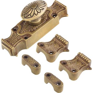 Op de afbeelding: Een antieke messing deursluiting set met een ovale handgreep met een bloemmotief. De set bevat de hoofdscharnier en verschillende kleinere, decoratieve stukken, allemaal met ingewikkelde reliëfpatronen. De hardware is ontworpen voor een deur of kast.