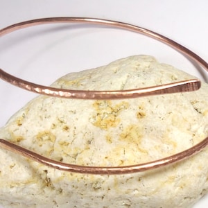 Può includere: Un braccialetto rigido in rame martellato. Il braccialetto è di design semplice e minimalista ed è realizzato con un unico filo di rame.