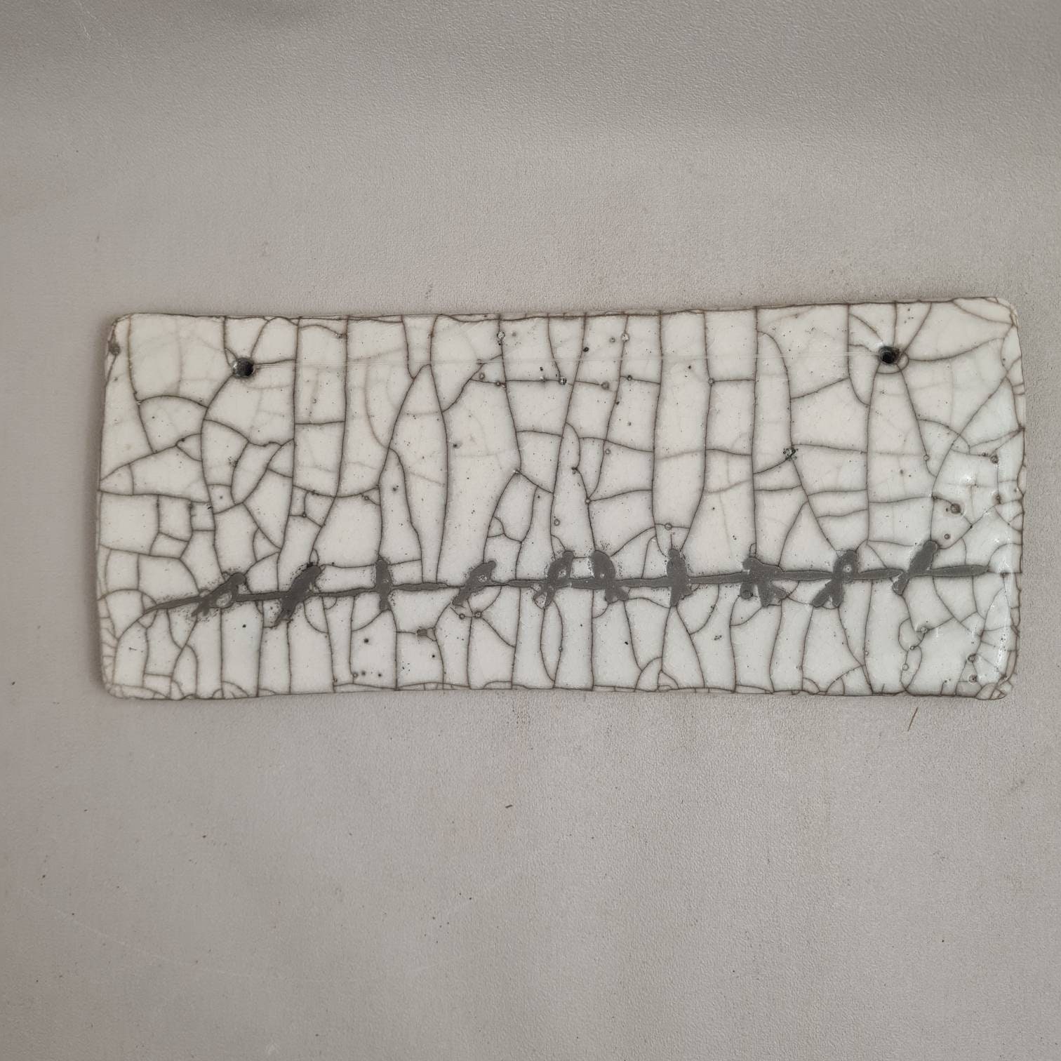 Tableau d'oiseaux en Céramique Raku Hirondelles sur Un Fil 