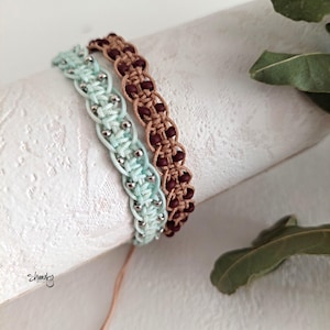 Pulsera de macramé hecha a mano con cuentas, ajustable, estilo boho chic.