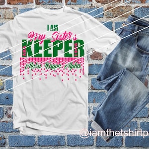 Puede incluir: Camiseta blanca con texto verde y rosa que dice "I am My Sister's Keeper AKA 1908 Alpha Kappa Alpha".