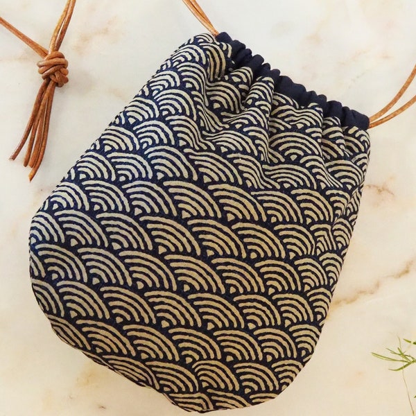 Bourse ou petit sac en tissu japonais, aux motifs de vagues ou "Seigaiha" bleu marine et beige