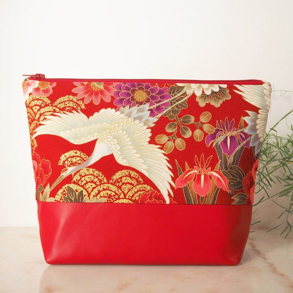 Pochette, trousse de toilette ou sac en tissu Japonais motifs grues et fleurs rouges, et cuir rouge