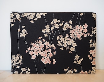 Beutel, Portemonnaie oder Clutch aus japanischem Stoff, Ecru und rosa Kirschblüten oder „Sakura“, schwarzer Hintergrund.