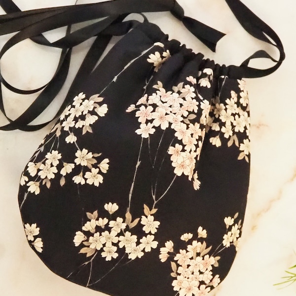 Bourse ou petit sac en tissu japonais, fleurs de cerisiers ou “Sakura” sur fond noir