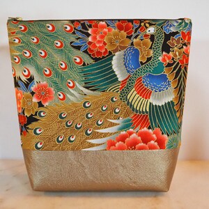 Bolsa grande, estojo ou nécessaire em tecido japonês, padrões pavão, dourado e muito colorido, e imitação de pele ouro-bronze.