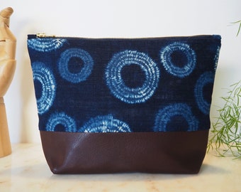 Pochette, trousse de toilette ou sac en tissu Japonais tie & dye ou shibori, et cuir marron