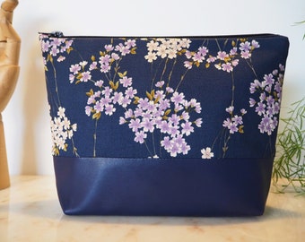 Pochette, trousse de toilette ou sac en tissu Japonais, fleurs de cerisiers “Sakura” roses et violettes sur fond bleu, cuir d'agneau bleu