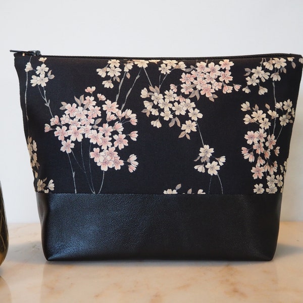 Pochette, trousse de toilette ou sac en tissu Japonais, fleurs de cerisiers “Sakura” roses et écrues sur fond noir, cuir noir