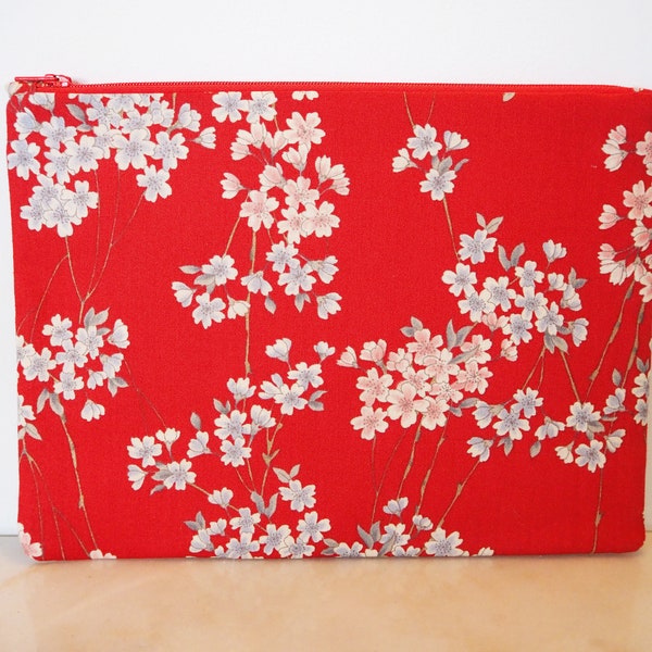 Pochette, trousse ou sac en tissu Japonais, motifs de fleurs de cerisiers ou “Sakura” roses et grises sur fond rouge