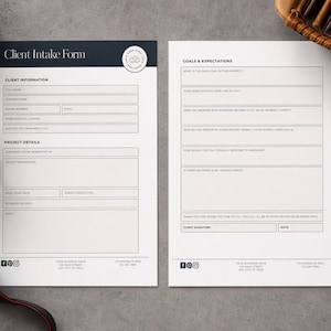 Könnte beinhalten: Zwei weiße Client Intake Forms mit dunkelblauen Überschriften und Text. Ein Formular enthält Kundeninformationsfelder, das andere fragt nach Zielen und Erwartungen. Eine Kamera, ein Notizbuch und ein Baseballhandschuh befinden sich im Hintergrund.