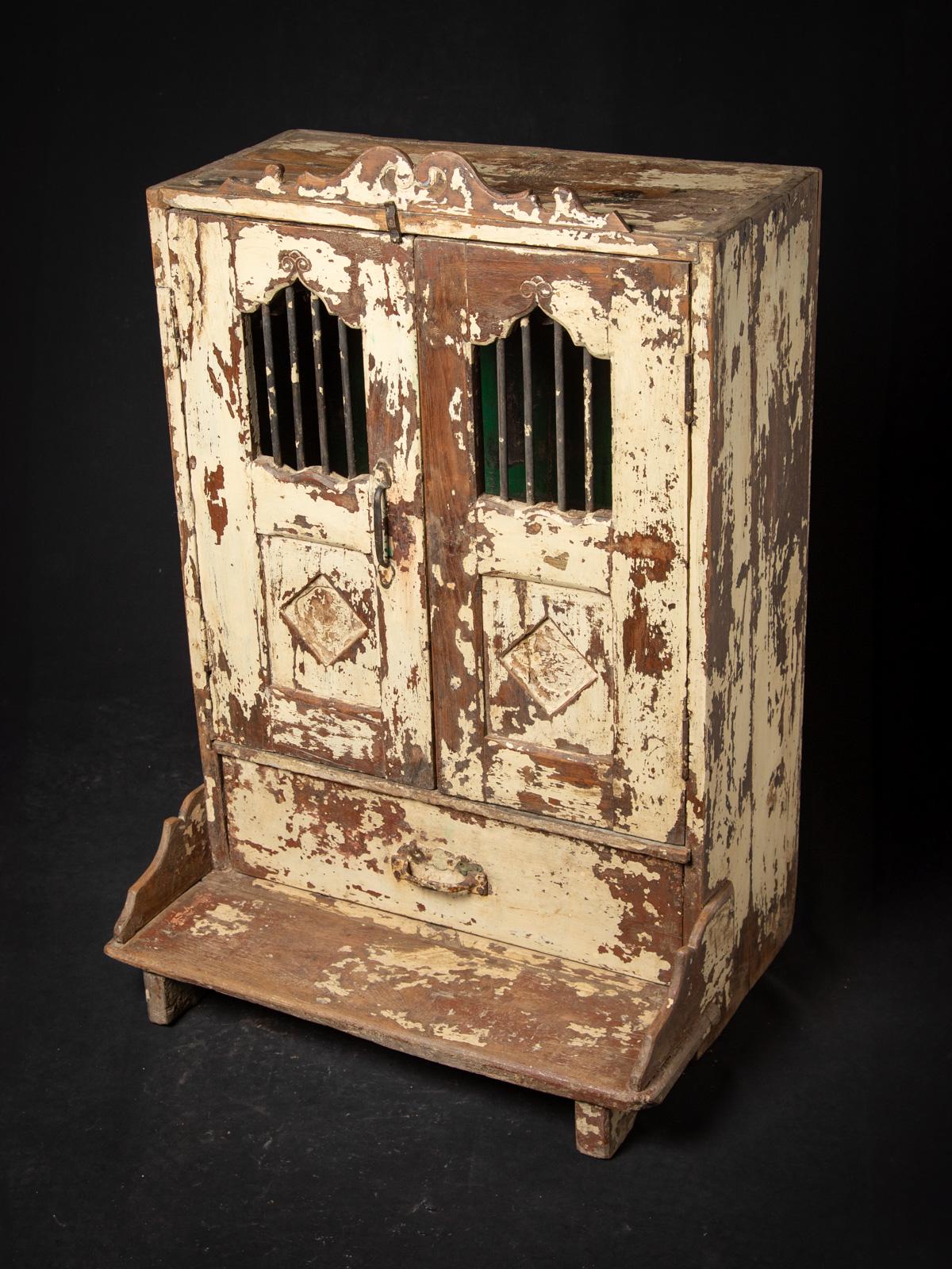 アンティーク　キャビネット　インド　装飾的な彫刻付き ヴィンテージスタイルのインド製キャビネット、彫刻が施された