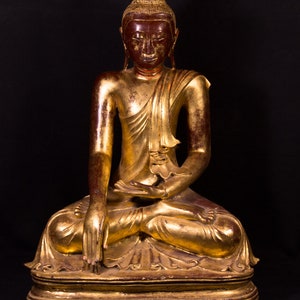 Antigua estatua de bronce de Buda Mandalay de Birmania