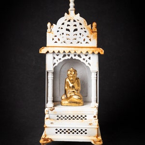 Stara metalowa kapliczka ze starą statuą Buddy z Nepalu