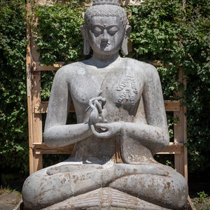 Sehr große und besondere Lavastein Buddha Statue aus Indonesien