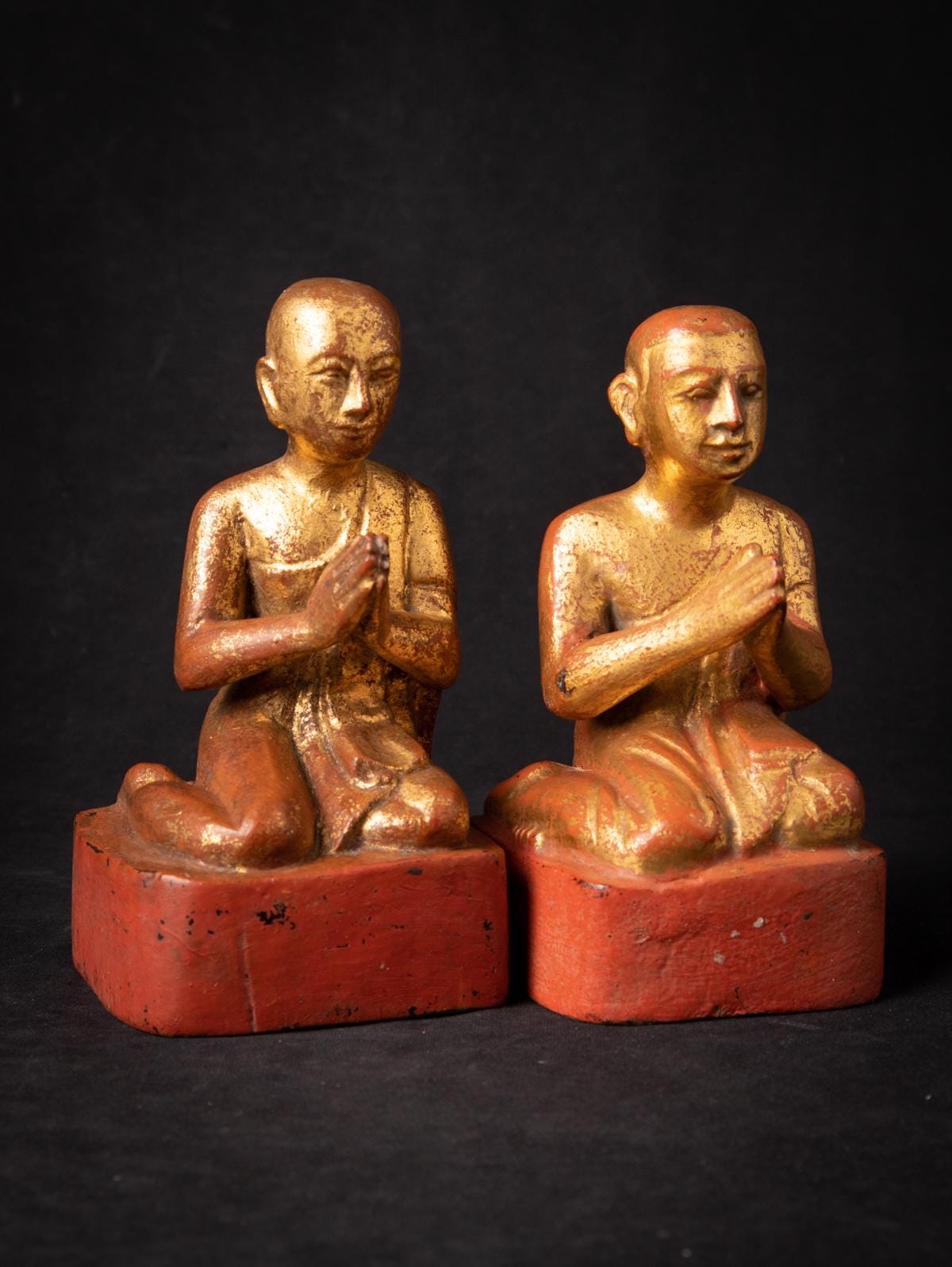 木彫 ミャンマー 19世紀のビルマ（ミャンマー）のアンティークな木製の僧侶像のペア