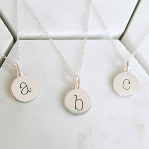 Collar de encanto de disco inicial de plata de ley 925 / Alfabeto de letras minúsculas / Regalo personalizado para ella / Regalo de nombre para novia esposa