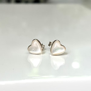 Pendientes de corazón de nácar / Pendientes de botón de plata de ley 925 / Estilo minimalista para todos los días / Regalo para ella, amiga, novia, esposa