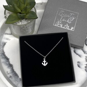 925スターリングシルバーのアンカーネックレス/小さなチャームペンダント/彼女へのパーソナライズギフト/海の愛好家/花嫁介添人ウェディングジュエリー