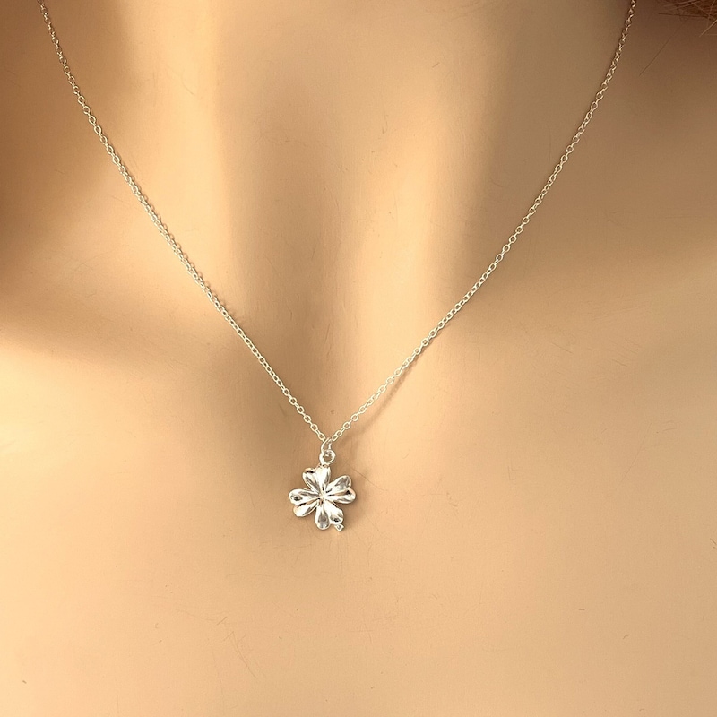 GG SILVER CLOVER NECKLACE
