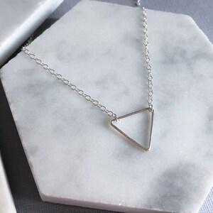 925 sterlingzilveren driehoek ketting choker / minimalistische geometrische vorm / sierlijke en eenvoudige alledaagse sieraden / karma yoga-stijl driehoek