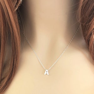 Collar con nombre inicial en plata de ley 925 / Colgante con dije de letra / Regalo personalizado para ella / Alfabeto en mayúsculas / Regalo para esposa o novia