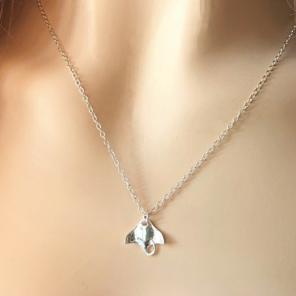 Collier raies manta en argent sterling 925 / pendentif à breloques raies pastenagues / cadeau personnalisé pour elle dans une boîte cadeau / bijoux pour amoureux de l'océan et de la mer