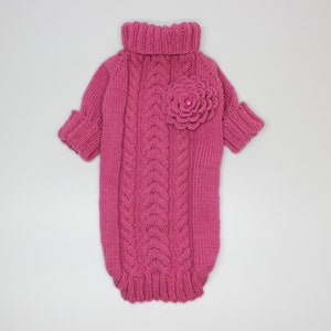 Maglione rosa lavorato a maglia per un cane di piccola taglia Abbigliamento per cani di piccola taglia personalizzato Maglione di lana per cani