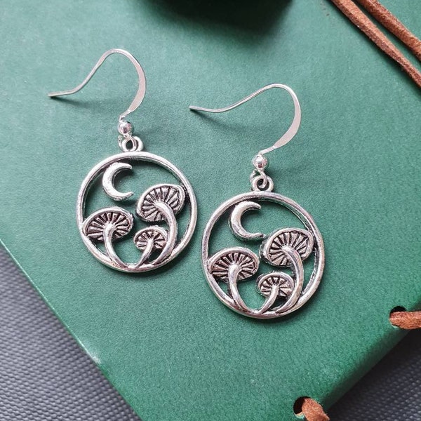Boucles d’oreilles Toadstool et Crescent Moon Charm | Witchy Whimsical Nature Excentrique | Cadeaux d’anniversaire Cadeaux de fête des mères pour son | Gothique Boho Hippie