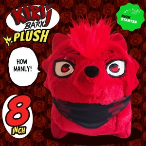 Pode incluir: Brinquedo de pelúcia vermelho com uma bandana preta e olhos vermelhos. O brinquedo tem 20 cm de altura e tem um mohawk vermelho espetado. O brinquedo é etiquetado como "Kiri Bark Plush" e "How Manly!"