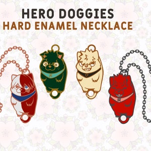 Puede incluir: Cuatro collares con colgantes de perro de esmalte en diferentes colores. Los colgantes están unidos a cadenas plateadas u doradas. Los perros llevan collares con detalles de diferentes colores. Los colgantes están etiquetados como "Hero Doggies Hard Enamel Necklace".