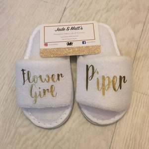 Gepersonaliseerde kinderslippers, bloemenmeisje, bruidsmeisje, bruiloft, bruid, wit, spa-slippers, bruidsmeisje, gepersonaliseerd, handdoek, baby, kinderen afbeelding 1