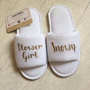 Gepersonaliseerde kinderslippers, bloemenmeisje, bruidsmeisje, bruiloft, bruid, wit, spa-slippers, bruidsmeisje, gepersonaliseerd, handdoek, baby, kinderen afbeelding 4