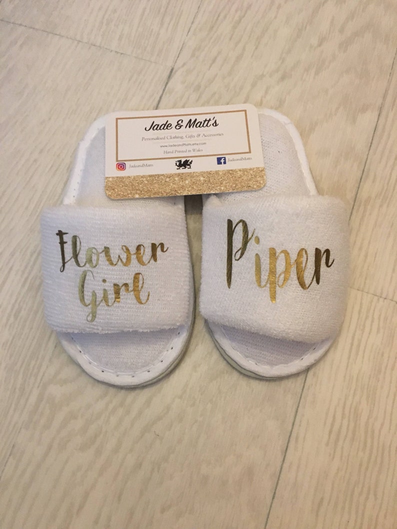 Gepersonaliseerde kinderslippers, bloemenmeisje, bruidsmeisje, bruiloft, bruid, wit, spa-slippers, bruidsmeisje, gepersonaliseerd, handdoek, baby, kinderen afbeelding 1