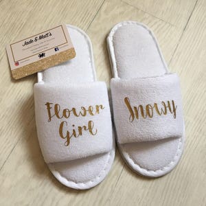 Gepersonaliseerde kinderslippers, bloemenmeisje, bruidsmeisje, bruiloft, bruid, wit, spa-slippers, bruidsmeisje, gepersonaliseerd, handdoek, baby, kinderen afbeelding 6