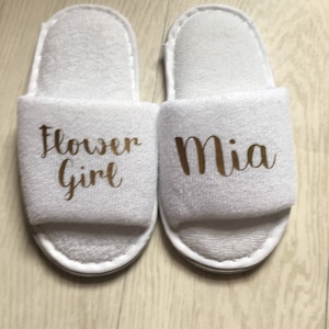 Gepersonaliseerde kinderslippers, bloemenmeisje, bruidsmeisje, bruiloft, bruid, wit, spa-slippers, bruidsmeisje, gepersonaliseerd, handdoek, baby, kinderen afbeelding 3