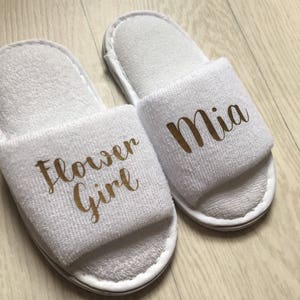 Gepersonaliseerde kinderslippers, bloemenmeisje, bruidsmeisje, bruiloft, bruid, wit, spa-slippers, bruidsmeisje, gepersonaliseerd, handdoek, baby, kinderen afbeelding 7