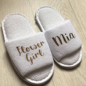 Gepersonaliseerde kinderslippers, bloemenmeisje, bruidsmeisje, bruiloft, bruid, wit, spa-slippers, bruidsmeisje, gepersonaliseerd, handdoek, baby, kinderen afbeelding 5