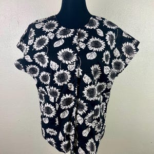 Free shipping Vintage Blouse cotton material vintage floral Blouse | Art Print Short Sleeve Top | Women’s Size M