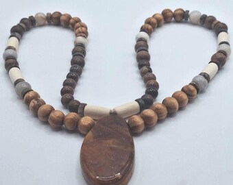 Collar de cuentas multicolor con colgante de mármol