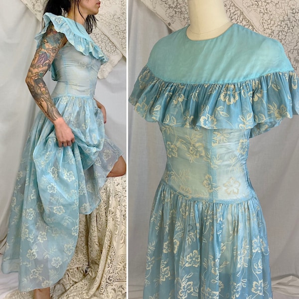 Vintage maxi-jurk uit de jaren 40 | Doorschijnende hemelsblauwe rayonorganza met pluizig crèmekleurig bloemenpatroon en gegolfd juk | Maat XS