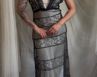 Vintage 1930er Abendkleid - Durchsichtiges schwarzes Viskose-Chiffon mit Chantilly-Spitze mit offenem Rücken | M