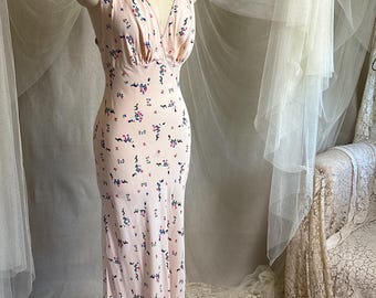 Vintage 1940er Jahre Nachthemd - Hellrosa Rayon mit skandinavischem Folklore-Blumendruck | XXS, XS