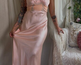 Vintage 1940er Jahre Nachthemd - Reicher Korallenfarbener Seidensatin mit Chiffon Schärpe | S, M