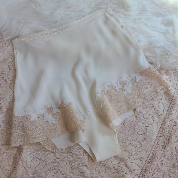Vintage 1940's Tap Pants - Bright White Cold Rayon with Ecru Lace & Appliqués | Small