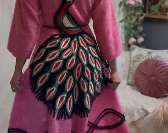 Vintage 1940er - 1950er Jahre Robe - Hellrosa Chenille mit Pfauendesign & schwarzer Borte - Größe M