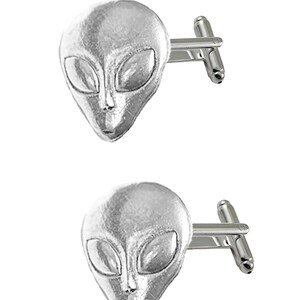 Peut inclure: Une paire de boutons de manchette en argent avec un motif de tête d'extraterrestre détaillé. Les boutons de manchette sont en métal et ont une finition polie.